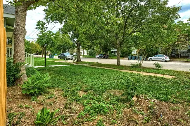 111 N Cedar Ave Luling, TX 78648 photo 3