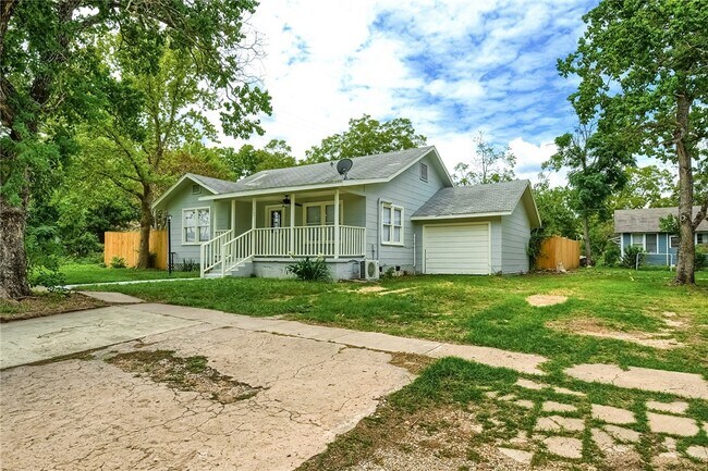 111 N Cedar Ave Luling, TX 78648 photo 2