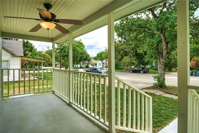 111 N Cedar Ave Luling, TX 78648 photo 4