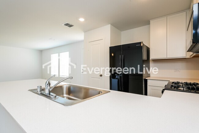 10528 Desert Hawk Cir Fort Worth, TX 76140 photo 3