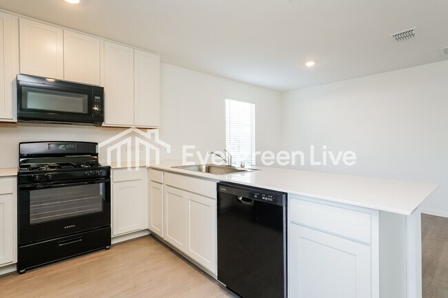 10528 Desert Hawk Cir Fort Worth, TX 76140 photo 2