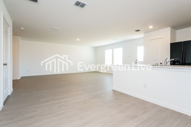 10528 Desert Hawk Cir Fort Worth, TX 76140 photo 4