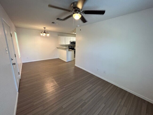 1615 N Navidad St San Antonio, TX 78201 photo 3