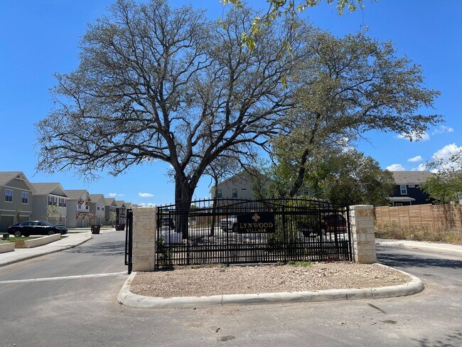 10315 Lynwood Crk San Antonio, TX 78245 photo 2
