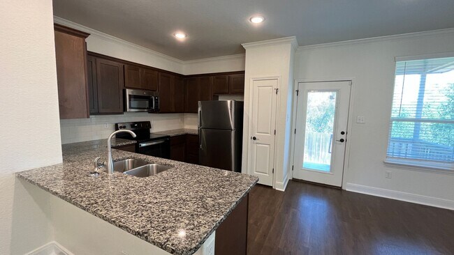 10315 Lynwood Crk San Antonio, TX 78245 photo 4