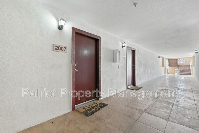 1005 E 8th St photo 3