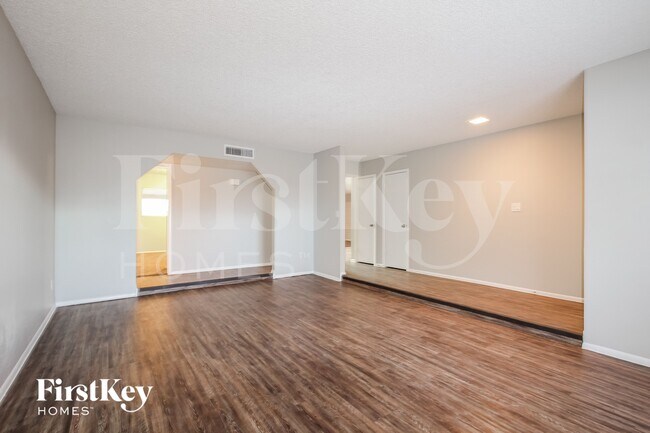 16412 N 49th Dr Glendale, AZ 85306 photo 4