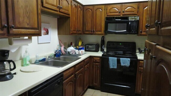 1910 Robbins Pl Austin, TX 78705 photo 3