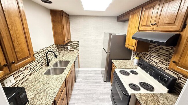 2529 Rio Grande St Austin, TX 78705 photo 3