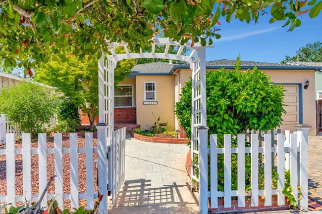 1228 Ruby St Redwood City, CA 94061 photo 2