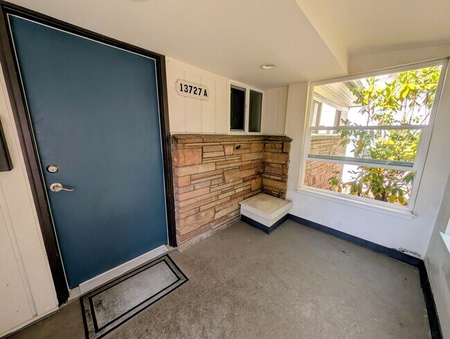 13727 35th Ave NE Seattle, WA 98125 photo 3
