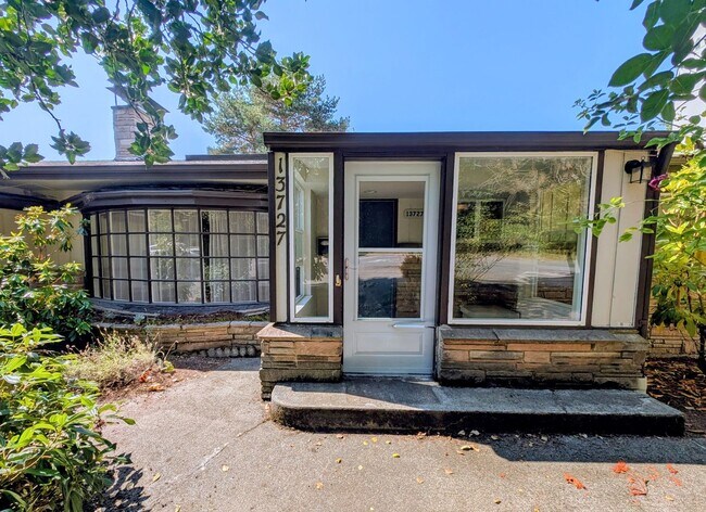 13727 35th Ave NE Seattle, WA 98125 photo 2