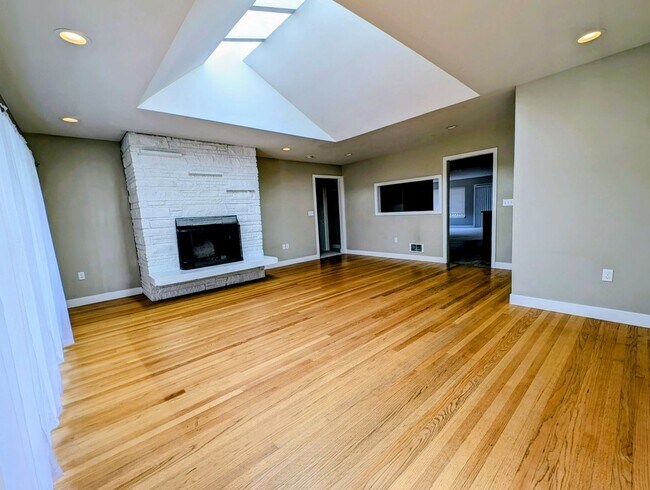 13727 35th Ave NE Seattle, WA 98125 photo 4