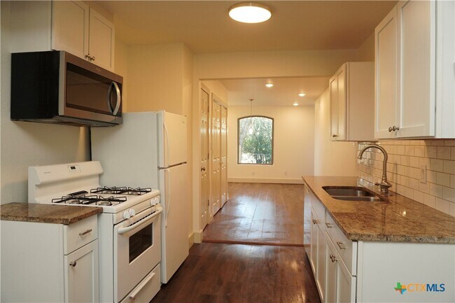 1019 Haynes St San Marcos, TX 78666 photo 5