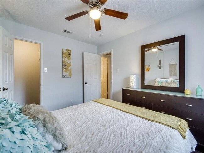 7610 Cameron Rd Austin, TX 78752 photo 5