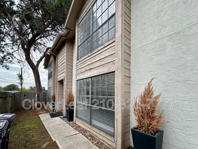 10565 Starcrest Dr San Antonio, TX 78217 photo 2