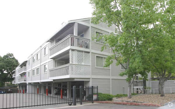 Woodbridge Apartments photo 2