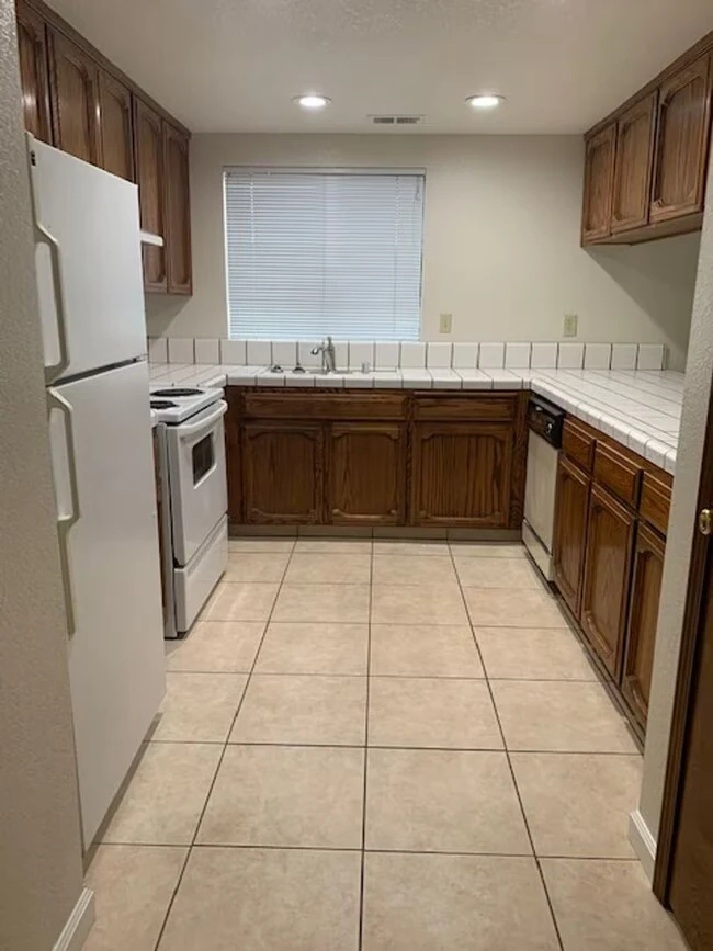 339 Acacia St Tracy, CA 95376 photo 4