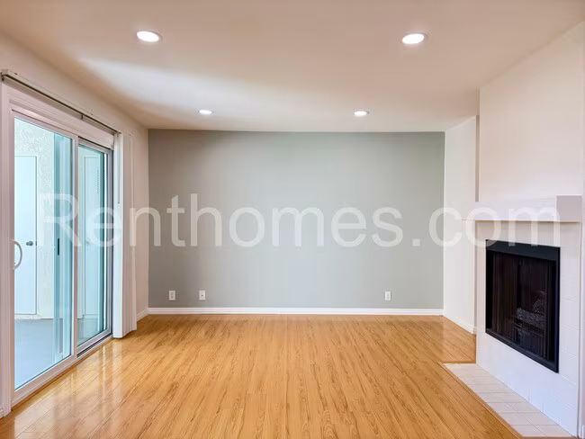 10750 Aderman Ave San Diego, CA 92126 photo 2