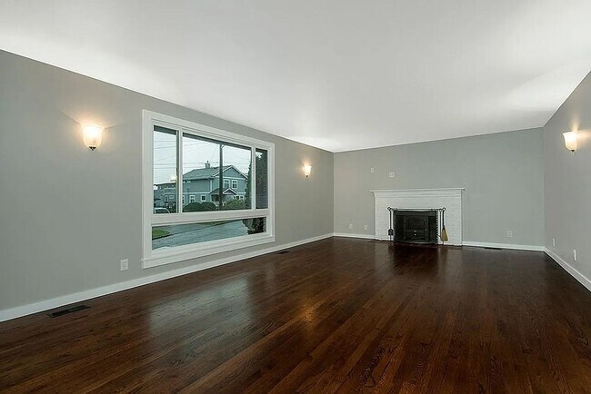 Classic Fauntleroy Home on a Spacious Lot Available 12/1 photo 4