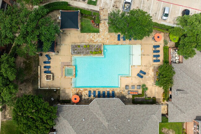Oaks Riverchase Apartments photo 2