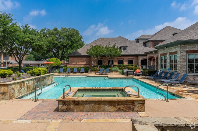 Oaks Riverchase Apartments photo 4