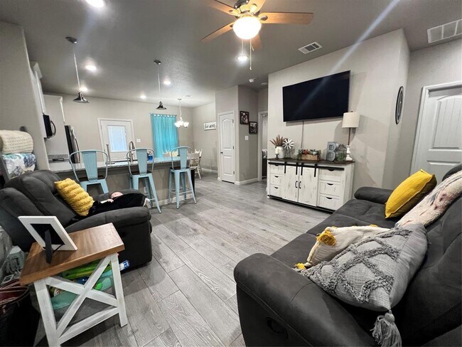 605 Mansfield Rd Cleburne, TX 76031 photo 3