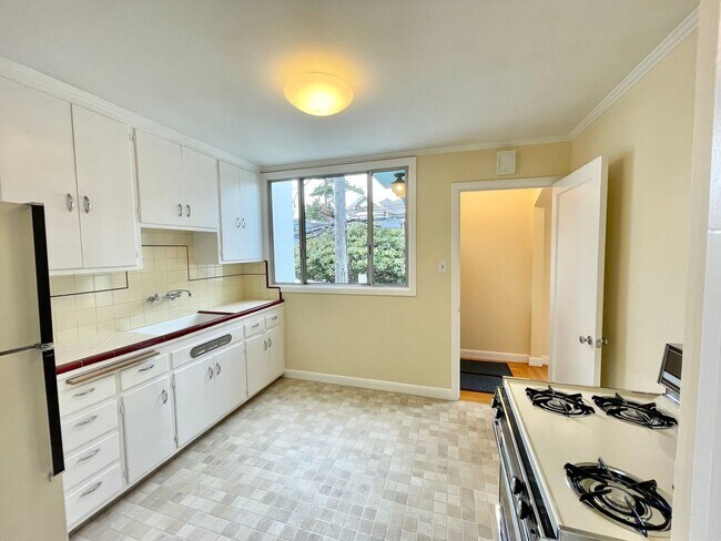 Charming 3BR / 1BA Glen Park Gem is a Must photo 4