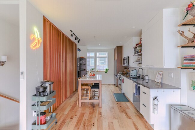 4748 36th Ave S Seattle, WA 98118 photo 4