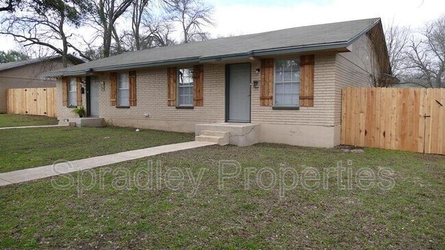 1006 N Wall St Belton, TX 76513 photo 2