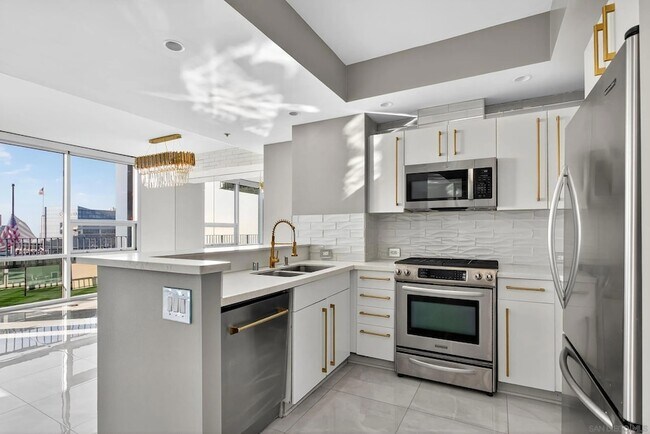 321 Tenth Ave San Diego, CA 92101 photo 2
