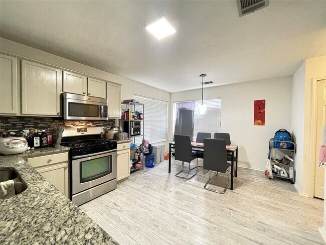 9802 Copper Creek Dr Austin, TX 78729 photo 4