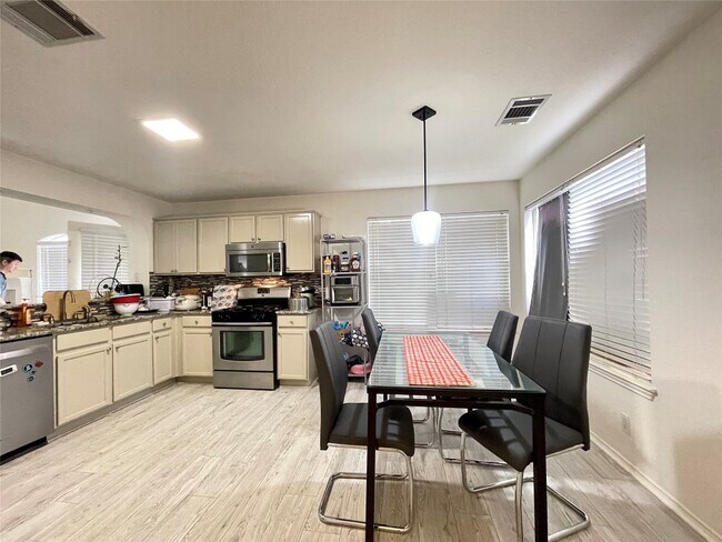 9802 Copper Creek Dr Austin, TX 78729 photo 5