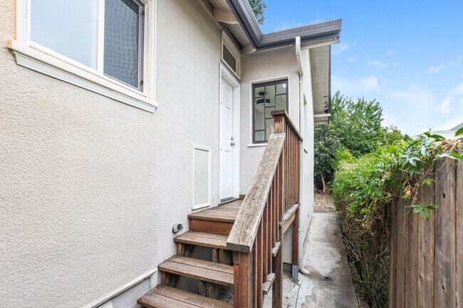 1734 Lincoln St Berkeley, CA 94703 photo 2