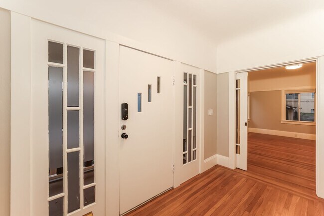 1734 Lincoln St Berkeley, CA 94703 photo 3