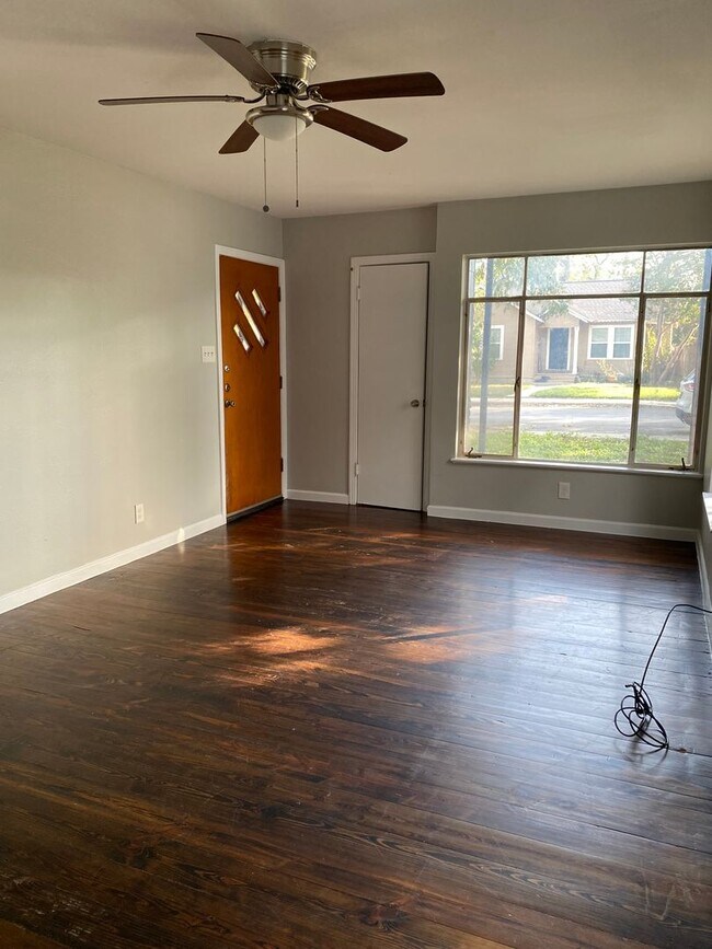 1807 Alametos San Antonio, TX 78201 photo 3