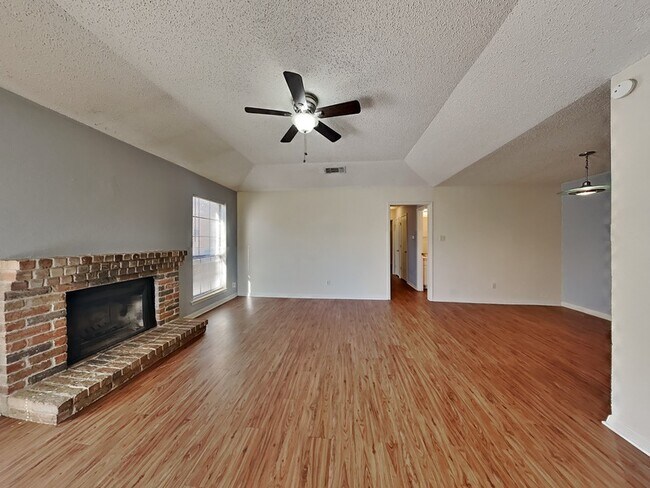 1114 Landsdale Lane, Saginaw, TX 76179 photo 2