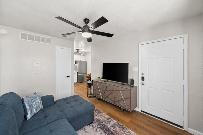 1700 Crestpoint Dr Arlington, TX 76012 photo 2