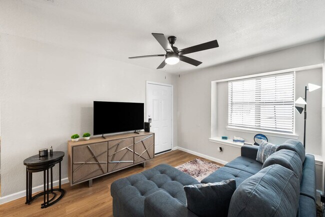 1700 Crestpoint Dr Arlington, TX 76012 photo 3
