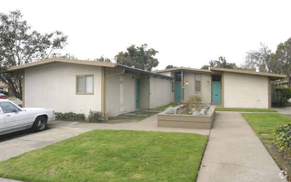 Apartments on Creely Ave · Richmond photo 2