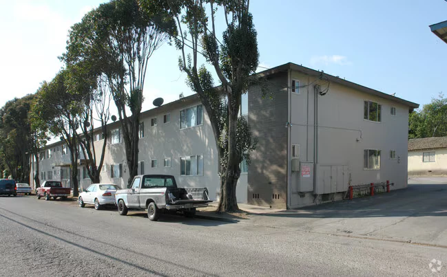1819 Woodland Ave photo 3