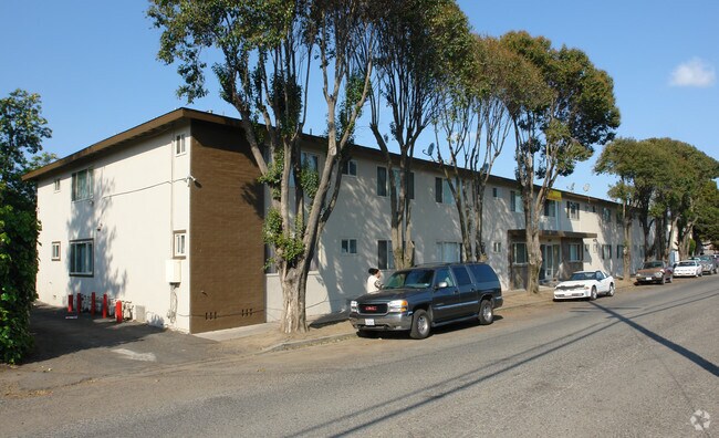 1819 Woodland Ave photo 2