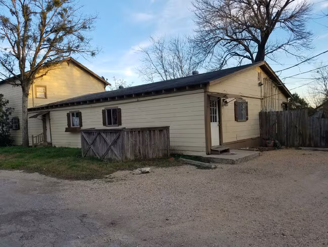 519 Ferguson St Taylor, TX 76574 photo 3