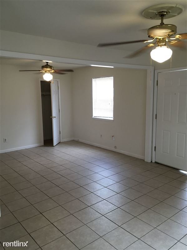 401 Manuel Dr College Station, TX 77840 photo 2