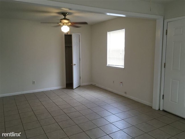 401 Manuel Dr College Station, TX 77840 photo 3