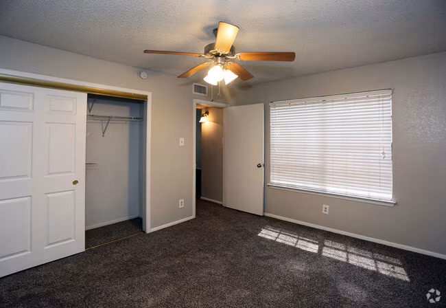 Hulen Gardens Apartments photo 2