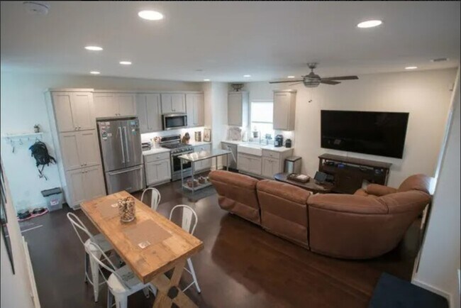 1000 Muse Ln Austin, TX 78702 photo 3