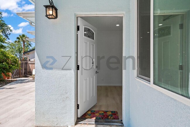 Unit B photo 5