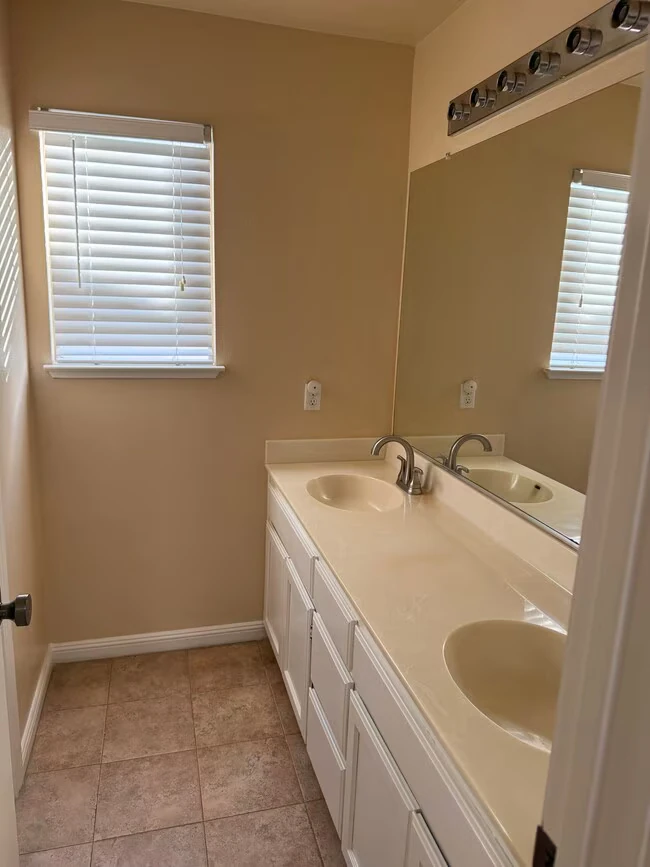 15680 Atlantus Ave San Leandro, CA 94579 photo 4