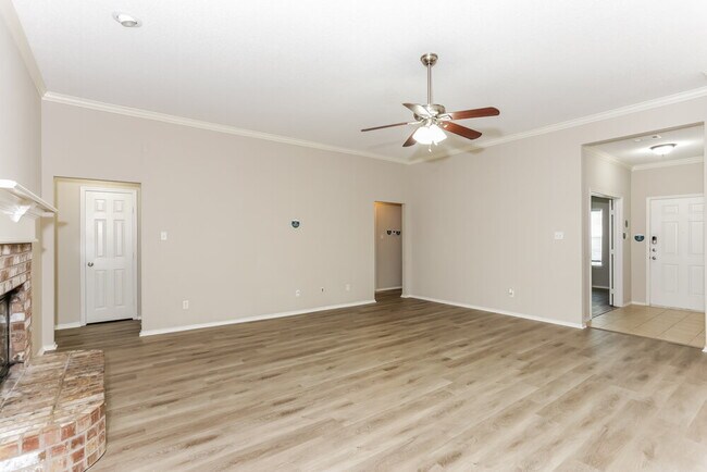 125 Adams Drive, Crowley, TX 76036 photo 5